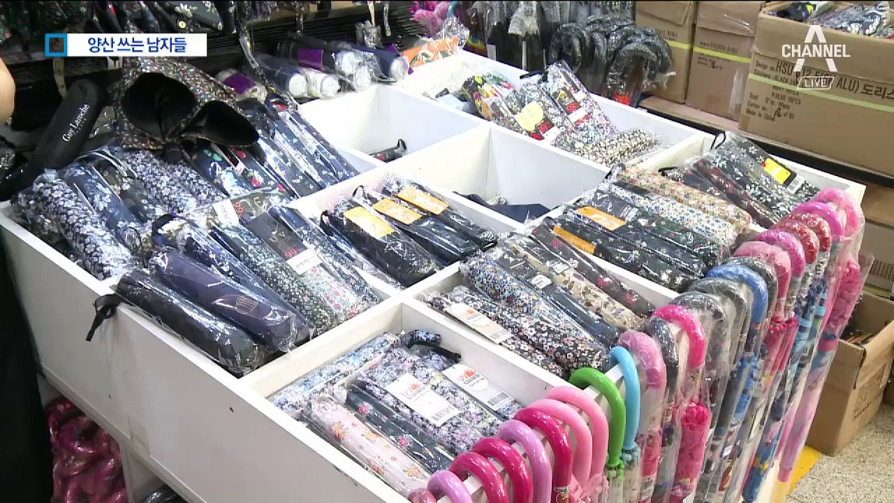젊을 때 피부 지키자…폭염 피하는 ‘양산 쓰는 남자들’
