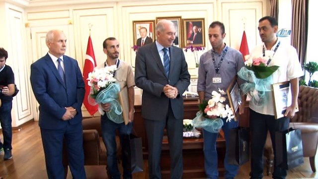 Başkan Mevlüt Uysal, yangından 10 çocuğu kurtaran İSKİ personeline hediye takdim etti