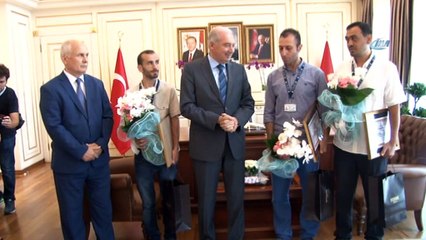 Başkan Mevlüt Uysal, yangından 10 çocuğu kurtaran İSKİ personeline hediye takdim etti