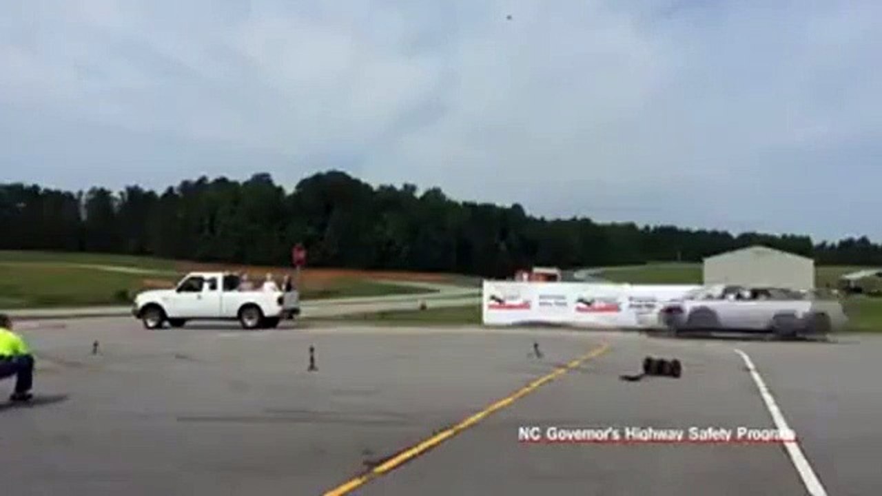 Un pickup montre le danger de se mettre à l'arrière du véhicule !