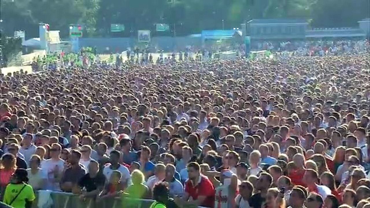 Les supporters anglais quand leur équipe nationale marque le premier but face à la Croatie !