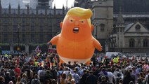 Trump'ın İngiltere Ziyareti Büyük Protestolarla Başladı, Dev Bebek Trump Balonu Londra Semalarında