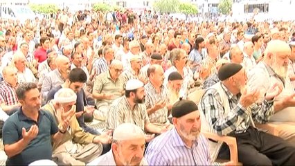 Erzincan'da Binlerce Kişi Meydanda Cuma Namazı Kıldı