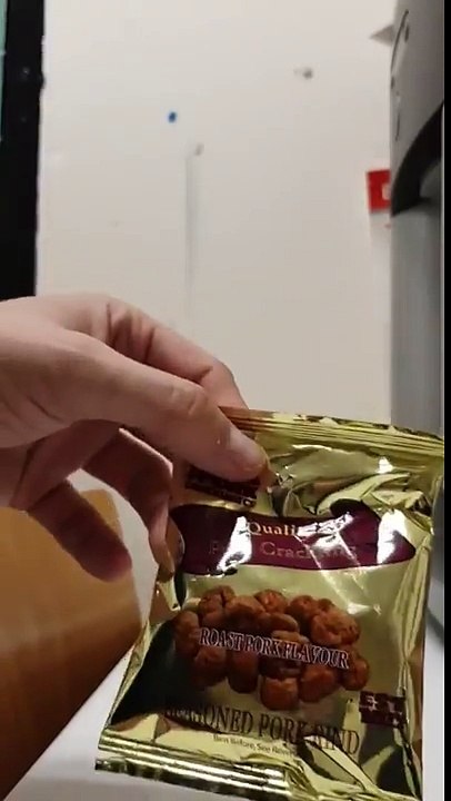 Il ouvre un paquet de chips... VIDE ! L'arnaque LOL