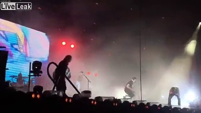 Le rapeur de Gorillaz tombe de scène en plein concert !