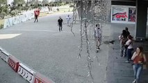 Adana'da Atatürk büstüne satırlı saldırı