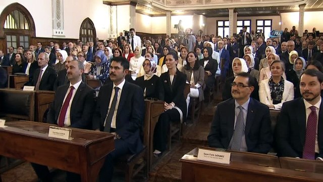 Cumhurbaşkanı Erdoğan: 'İlk toplantıyı yapacağımız günde tıpkı bundan 98 yıl önce olduğu gibi yapalım istedik. Duyguluyum. Zira bu çatının altında böyle bir başlangıç yapmak çok şeyler hatırlatıyor bize'