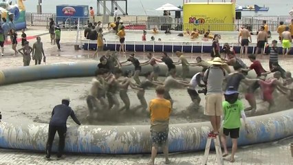 보령 머드에 '흠뻑'... "무더위 한번에 날려요!" / YTN