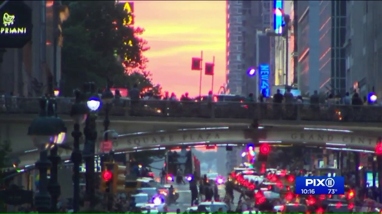 Manhattanhenge Stops New Yorkers in Their Tracks