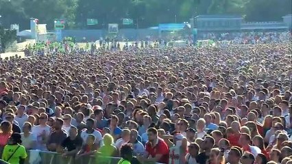 Les supporters anglais prennent une douche de bières lors du but face à la Croatie
