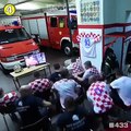بـ #الفيديورجال الإطفاء في #كرواتيا يشاهدون ركلات الترجيح أمام #روسيا وفي انتظار الركلة الأخيرة للاعب #راكيتيتش .. ولكنهم يلبون نداء العمل بدون تردد فور تلقيهم