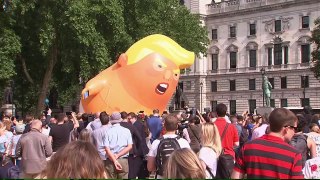 PROTESTE GEGEN TRUMP- Riesiger Baby-Trump fliegt über London