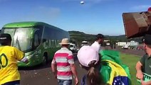 #فيديوشاهد .. الجماهير البرازيلية ترشق حافلة منتخبها بالبيض والطماطم بعد عودة الفريق من #روسيا وتوديعه #المونديال في دور ربع النهائي #الوطن  #البرازيل#روسيا2