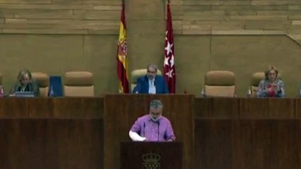 Un diputado del PP se disculpa por acudir al Pleno vestido como "uno de Podemos"