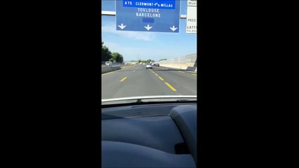 Ce conducteur rate la sortie de l'autoroute et se prend le terre-plein