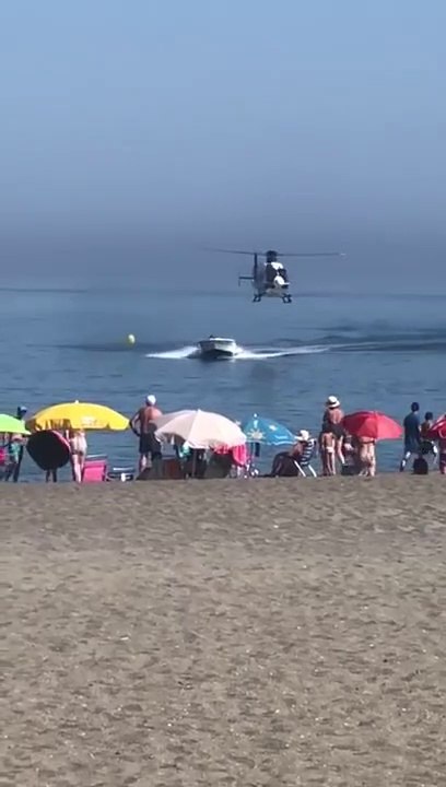 Des trafiquants de drogue poursuivit par la police accostent sur une plage pour leur échapper