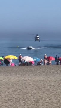 Des trafiquants de drogue poursuivit par la police accostent sur une plage pour leur échapper