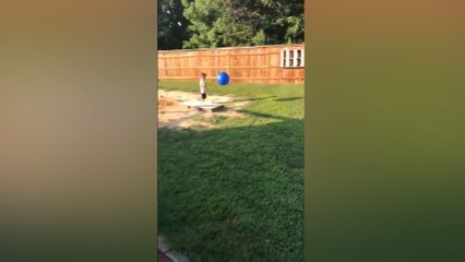 Juego de Kickball termina mala cuando el padre golpea a su pequeño hijo