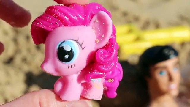 BEACH SURPRISE TOYS Disney Lagoons with Wikkeez, Batman, Barbie, Frozen, Disney Princess Toys