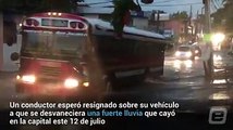 #ClimaSV La fuerte lluvia que sorprendió a los salvadoreños este jueves provocó calles y alcantarillas inundadas, tráfico y automóviles atascados en San Salvado