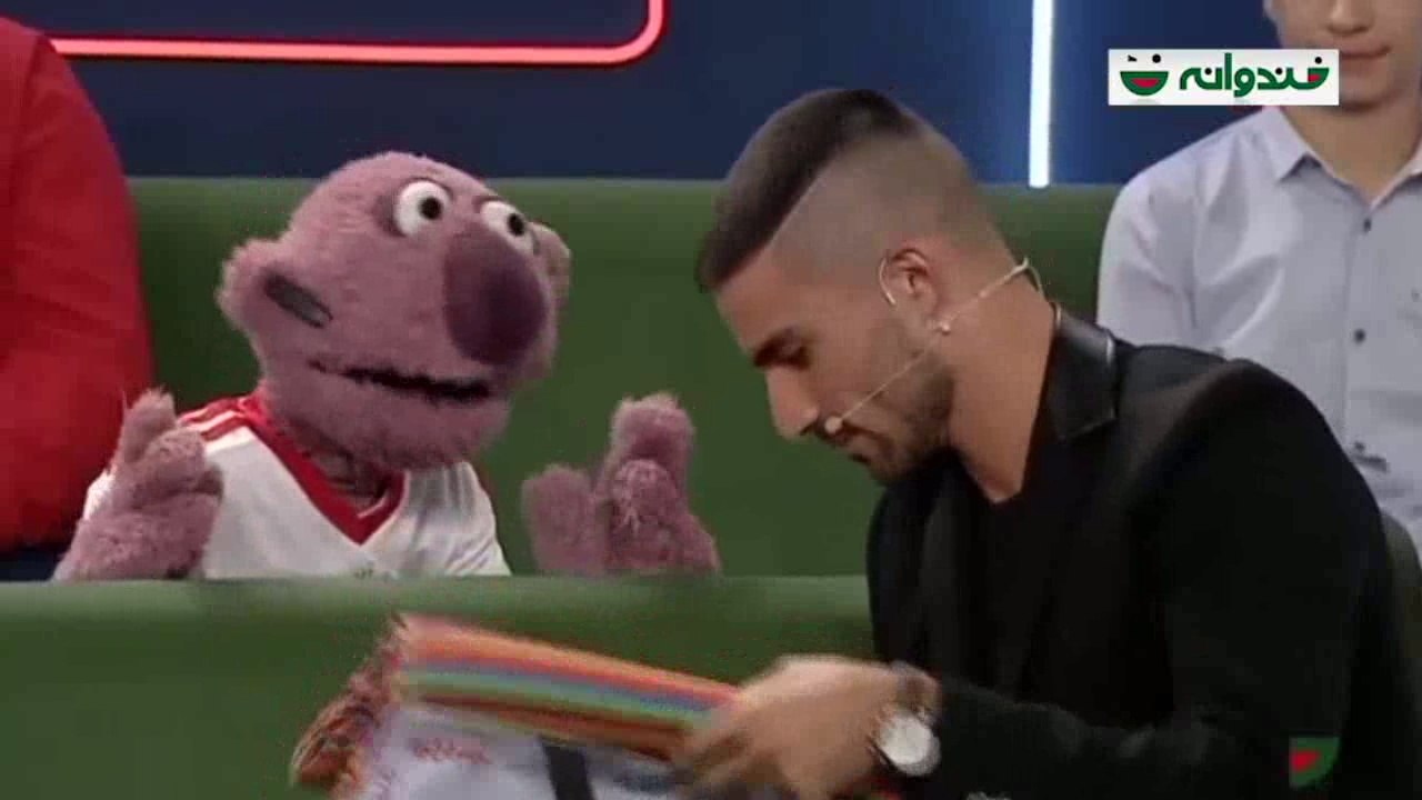 هدیه جناب خان به میلاد محمدی بازیکن تیم ملی فوتبال ایران