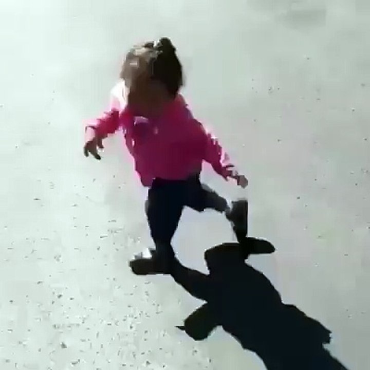 Kendi gölgesinden korkup kaçan Çinli çocuk