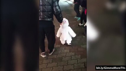 Kore sokaklarında tavşan kostümlü sevimli bebek