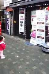 Sevimli Koreli kız dükkandaki mankene selam veriyor