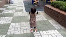 Papuçları ses çıkardığı için babasına küsmeye çalışan Koreli kız