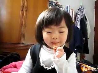 Sevimli Koreli kız annesinin yaptığı yemekleri yiyor