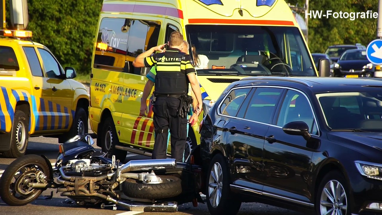 Motorrijder gewond bij botsing met auto op afrit A28