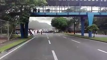 [VÍDEO] Enfrentamientos se dan entre la Policía Nacional y estudiantes de la Universidad de Panamá, que salen a las calles a protestar por el alza de la energía
