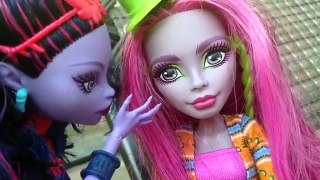 Monster High dolls on vacation: part one: the pool