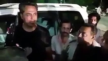 PMLN Workers Stopped Talat Hussian During Rally