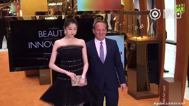 Quan Hiểu Đồng xinh đẹp bất chấp cả camera thường, chiếm spotlight sự kiện.