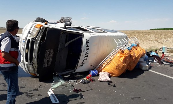 Mevsimlik tarım işçilerini taşıyan minibüs devrildi: 8 yaralı