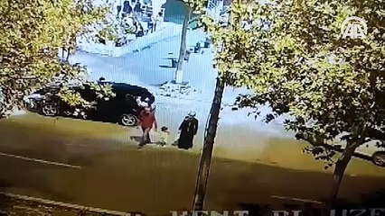 Babasının elinden tutarak yürüyen çocuğu ailesinden kaza ayırdı
