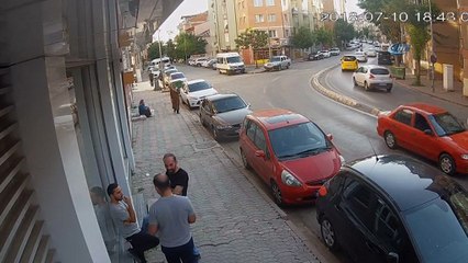 Virajı alamadı, park halindeki otomobile çarptı... O anlar kamerada