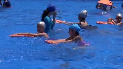 Aydın'da Çocuklar Kurulan Portatif Havuzlarda Serinliyor