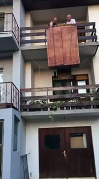 La mauvaise idée de déménager une armoire par le balcon