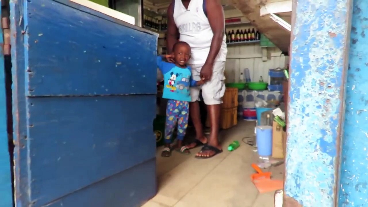 Cet enfant africain voit un homme blanc pour la première fois... Grosse frayeur