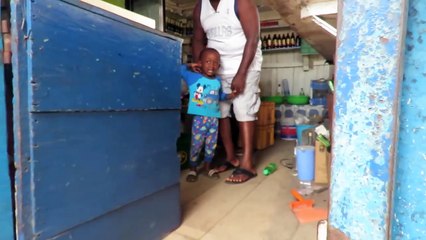 Cet enfant africain voit un homme blanc pour la première fois... Grosse frayeur