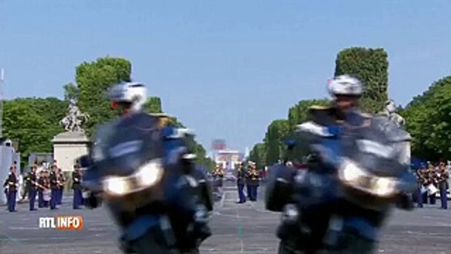 Deux motards de la police se percutent lors du défilé du 14 juillet à Paris