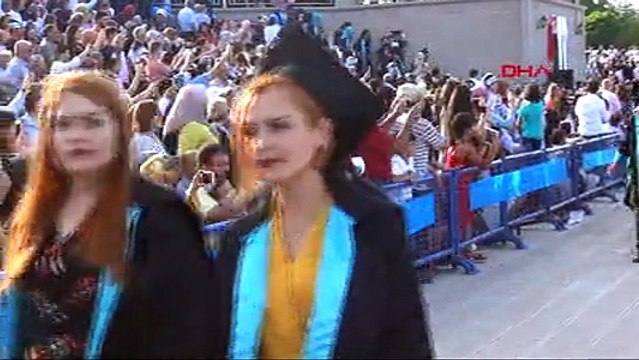 Niğde Ömer Halisdemir Üniversitesi'nin mezuniyetinde dikkat çeken pankartlar