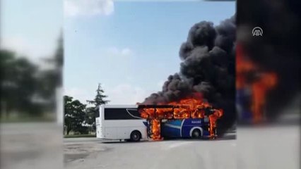 Seyir Halindeki Yolcu Otobüsü Alev Aldı