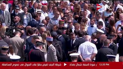 ماكرون يداعب طفلة خلال الاحتفال بالعيد الوطني لفرنسا