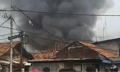 Télécharger la video: Kebakaran Melanda Permukiman Padat di Menteng