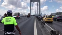 15 Temmuz Şehitler Köprüsü'nde otomobil yandı (1) - İSTANBUL