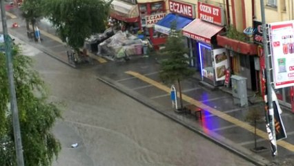 Kars'ta sağanak yağmur caddeleri sular altında bıraktı