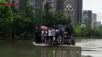 Chengdu suffered from torrential rain on Wednesday. Some pedestrians were stuck on a flooded road. A truck was used transport people to safe places.